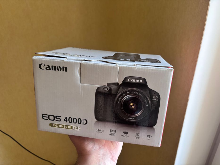 Дзеркальний фотоапарат Canon EOS 4000D + обʼєктив 18-55 мм — повний комплект
