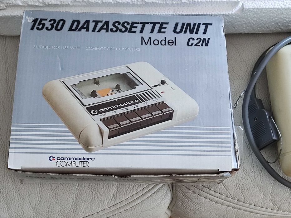 Commodore C 64 magnetofon plus 2 joystick plus cartridge i kaseta