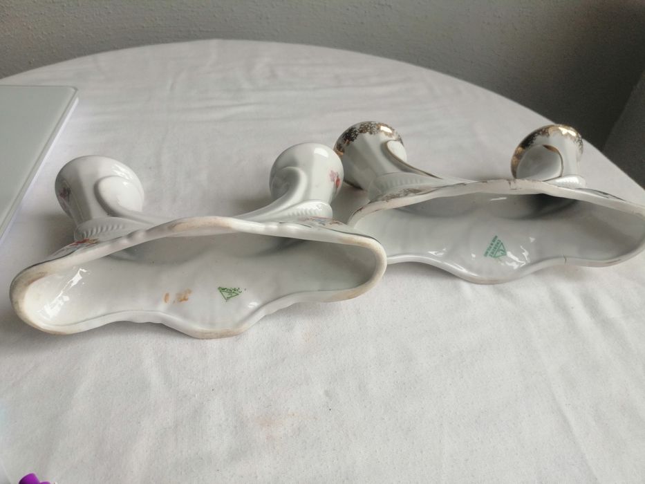 Stare sygnowane świeczniki z porcelany - Chodzież