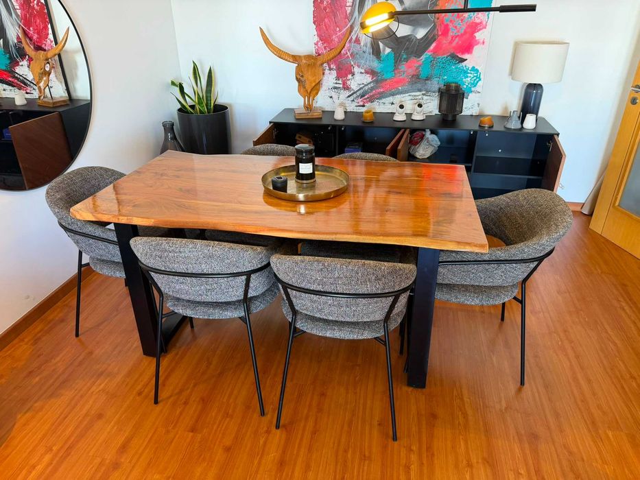 Conjunto mesa e cadeiras