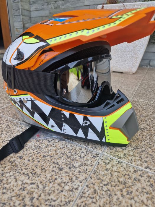 capacete de motocross laranja e amarelo com gráficos de dentes de tubarão