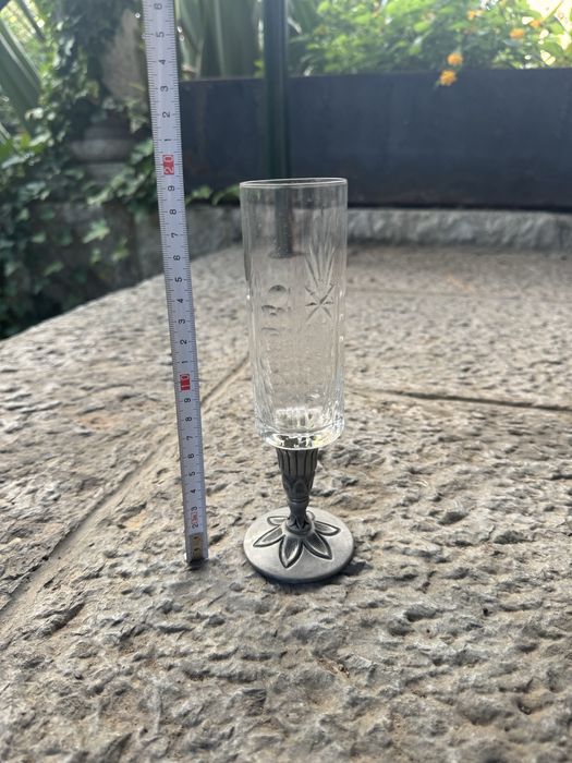 Conjunto de copos em cristal e estanho