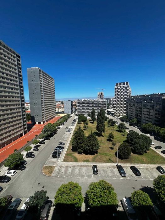 Arrenda-se T2 c/lugar de garagem e arrumos