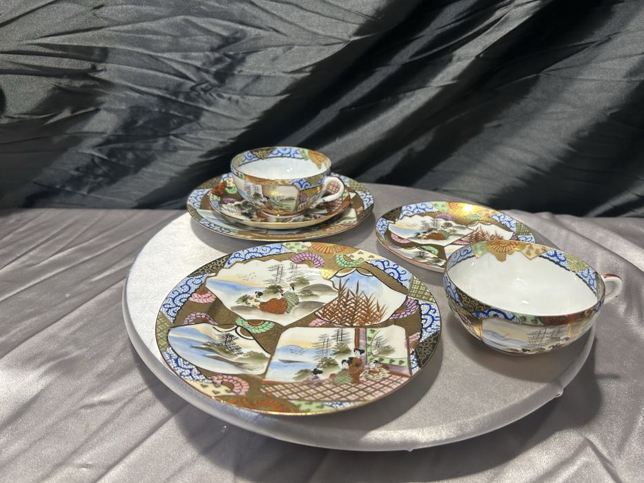 Zestaw dwóch filiżanek w japońskim stylu – bogato zdobiona porcelana