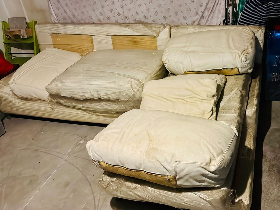 Sofá pele beje com chaise long