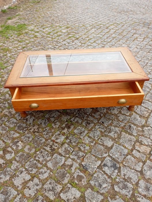 Vendo esta mesa em Riga muita bonita bom estado