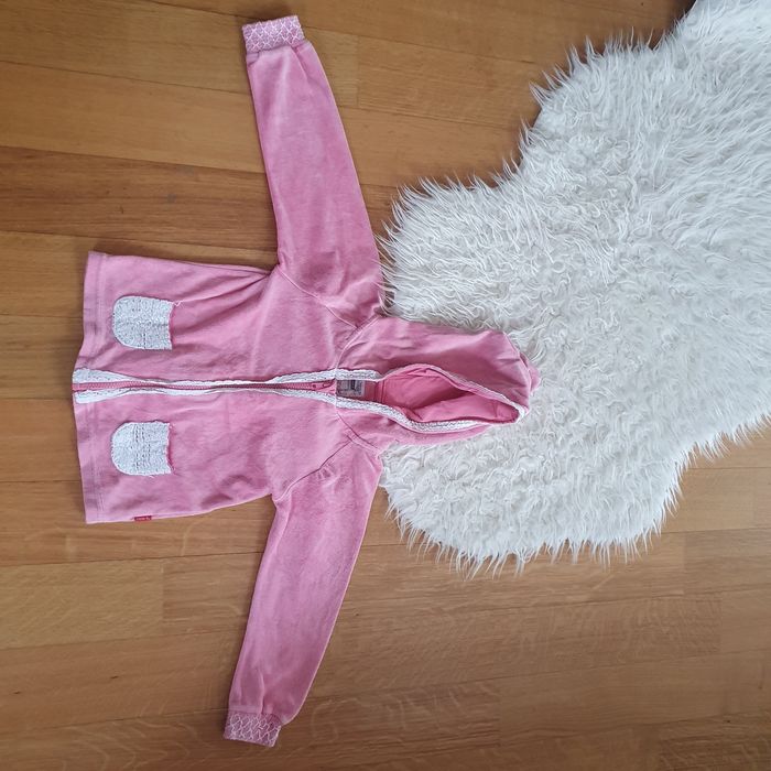 Różowa bluza z kapturem