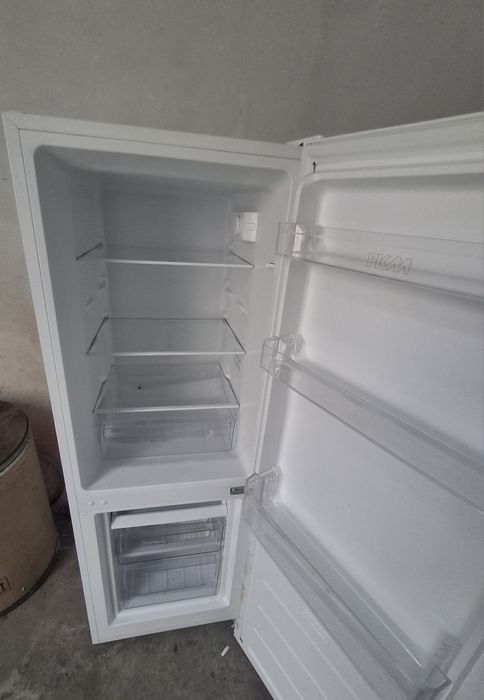 Холодильник з морозильною камерою