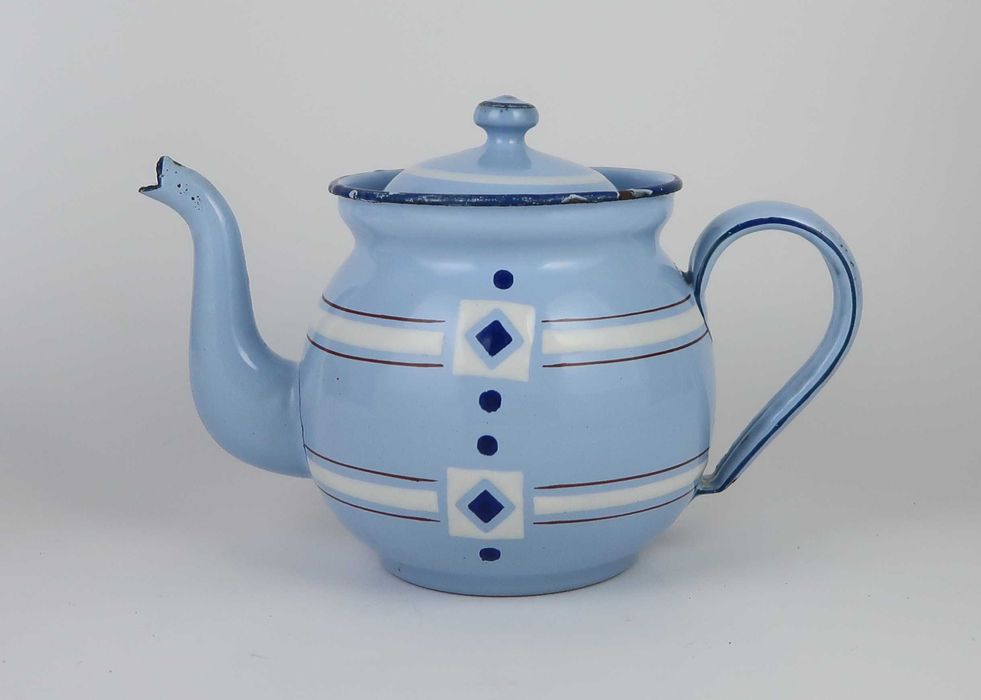 Bule muito antigo em esmalte