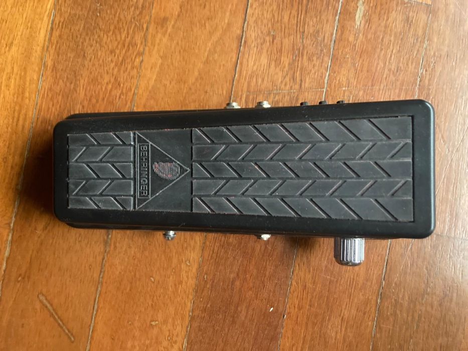 Pedal wah Behringer Hellbabe