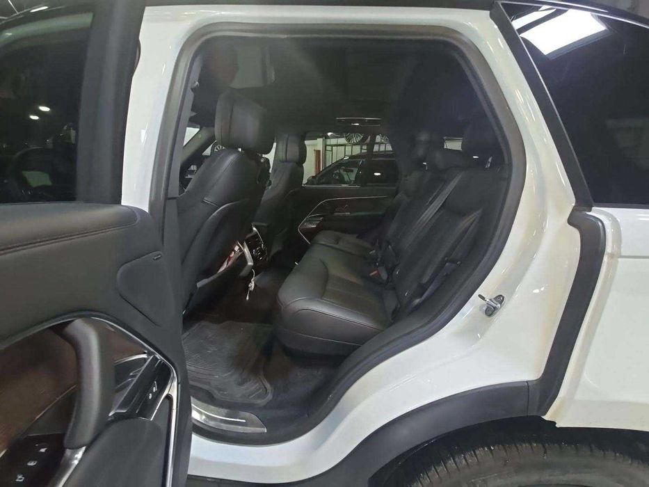 2025 Land Rover Range Rover Plug-In Hybrid SE