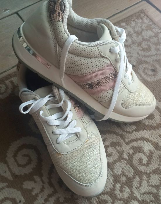 Кросівки жіночі р38