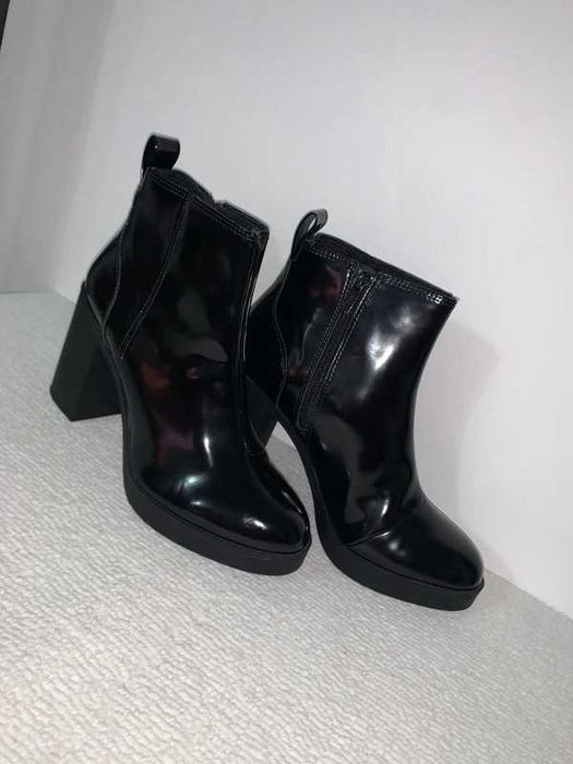 lakierowane czarne botki na słupku H&M 38