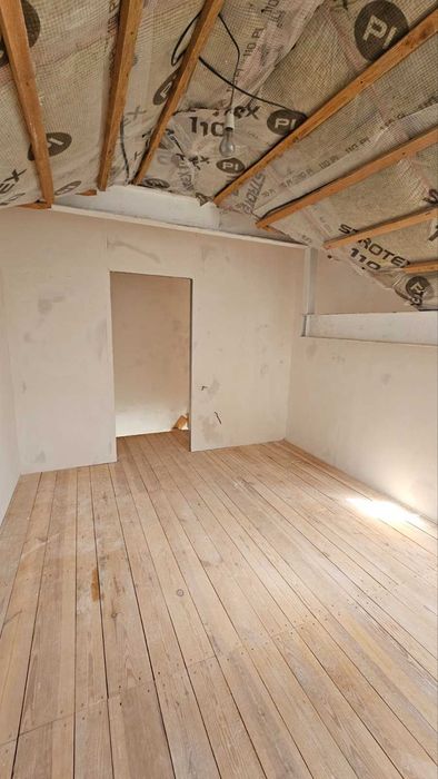 2 к. квартира 85 кв.м. під чистову, розводки, газ. Поряд озеро.