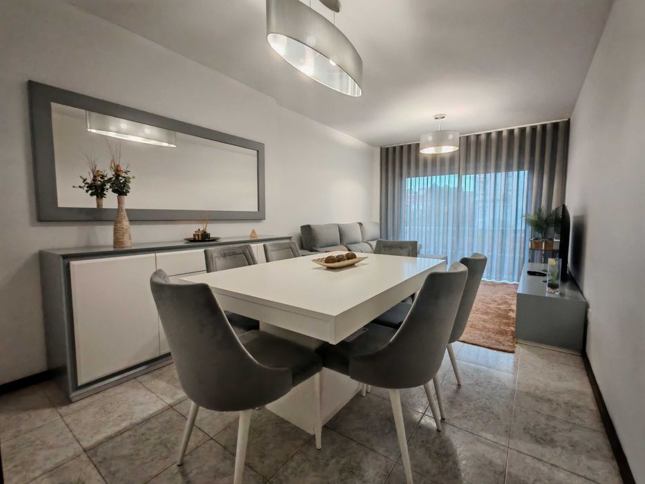 Móvel de TV 220cm | MDF Cinza e Branco | Portas Push-Click