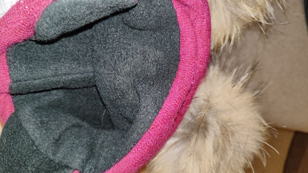 Зимова шапка з натуральними балабончиками