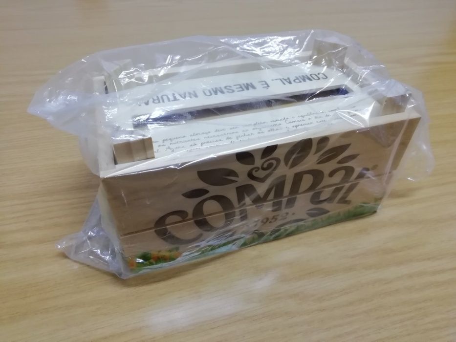 Porta guardanapos da Compal em madeira.