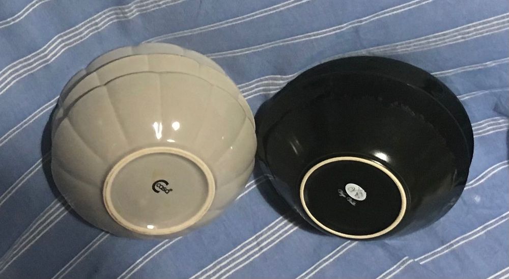 Tigelas largas bege e preta