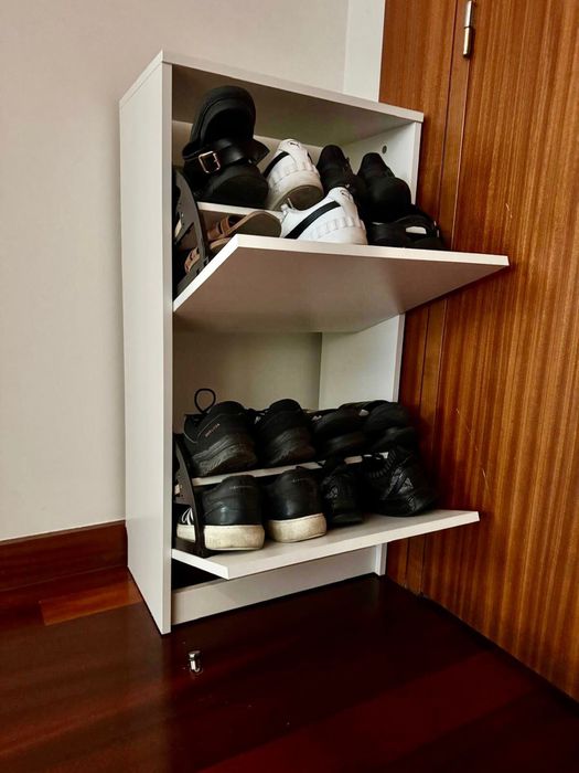 Calçadeira Branca Moderna – Compacta e Funcional