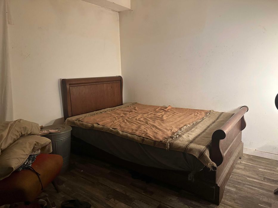 Cama de corpo e meio antiga, estilo Imperio