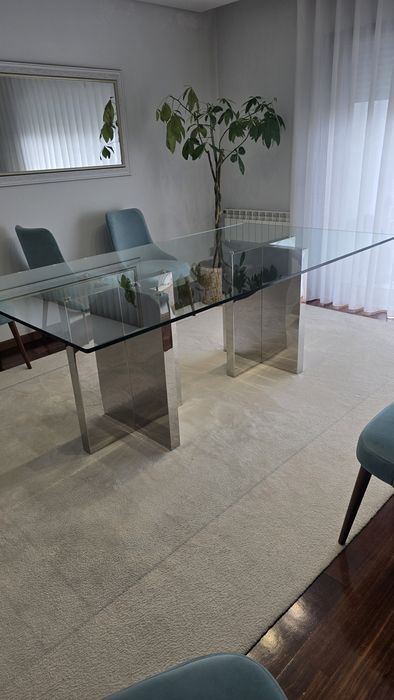 Mesa de jantar de vidro temperado com medidas de 2,20 m por 1,20 m.