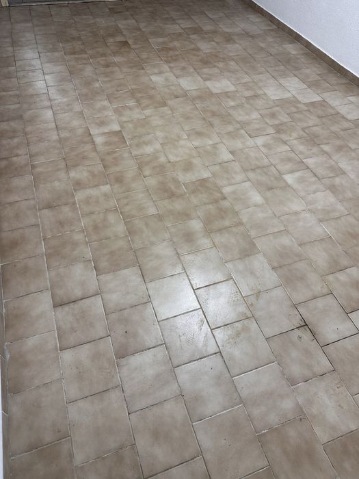 Alugo Box /garagem zona e predio premium de Massama