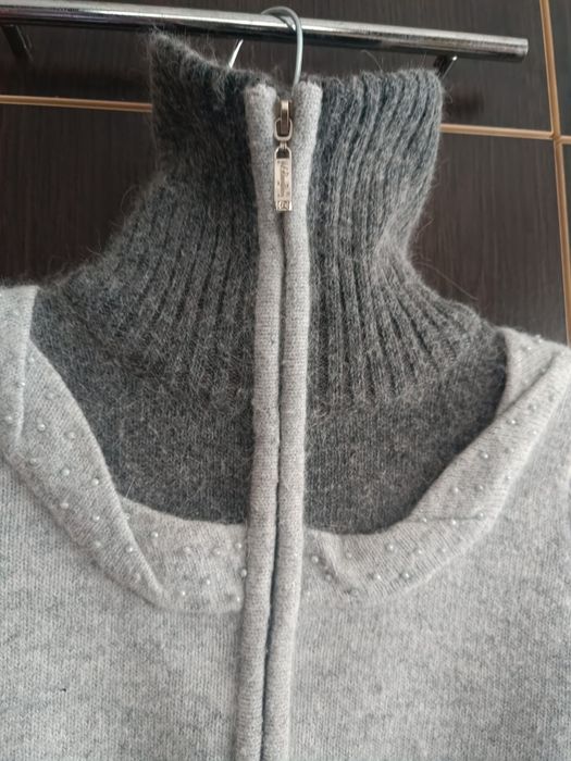 Продам тепленькую кофточку на змейке для девочки на 3-5 лет