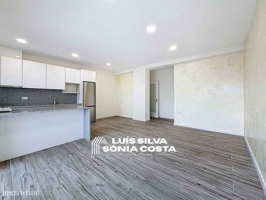 Apartamento T4 Totalmente Remodelado com 2 Varandas e Elevador –...
