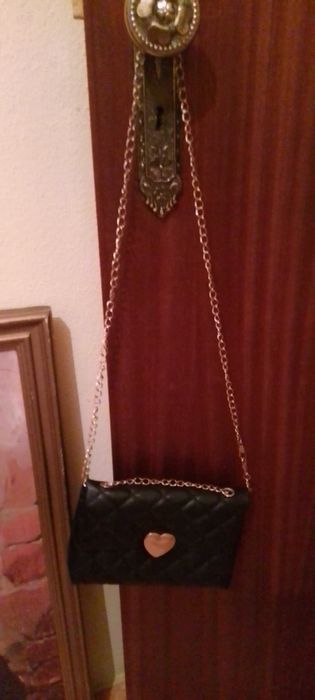 Mala preta com  corrente amarela