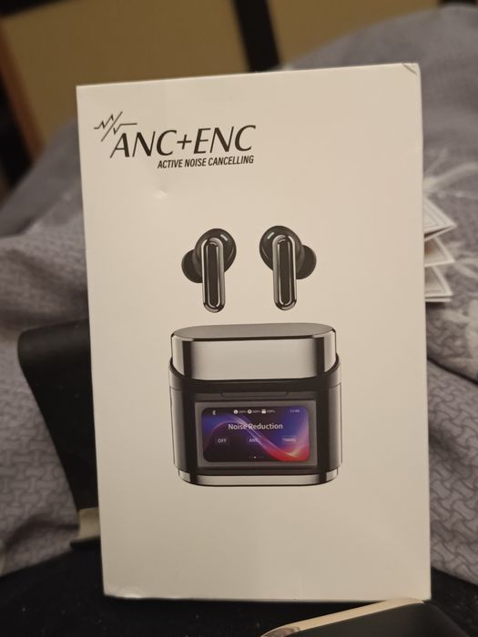 Беспроводные наушники с активным шумодавом.