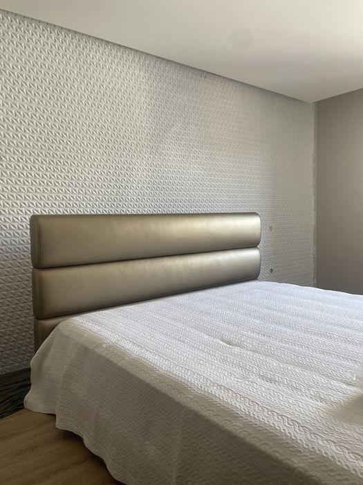 Cama com cabeceira dourada