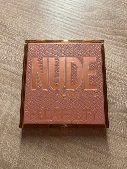 Huda Beauty Nude Obsession Medium paleta cieni