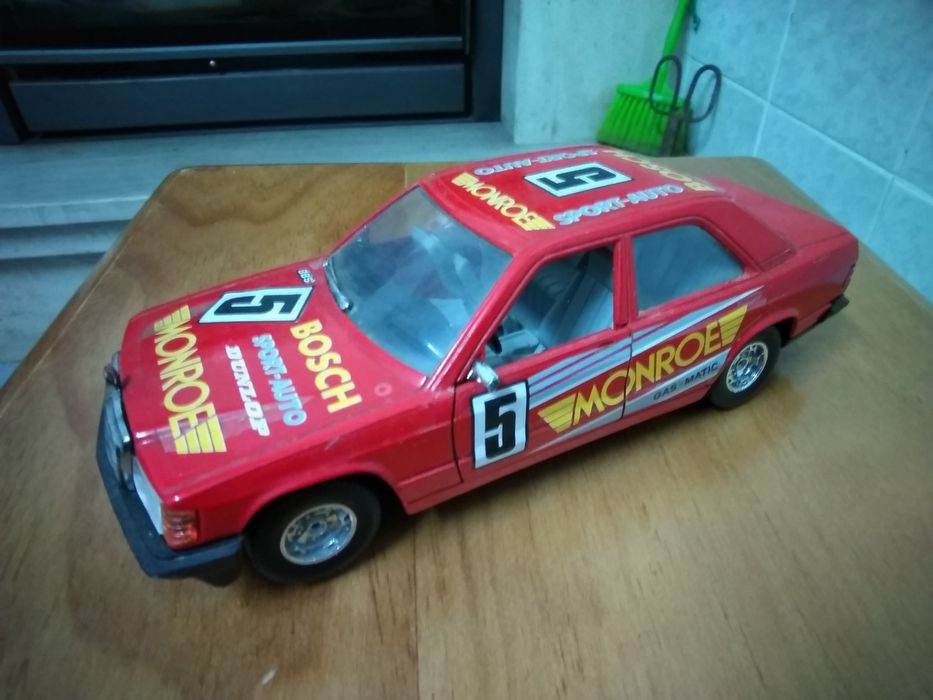 Burago - Mercedes 190 E 1/25