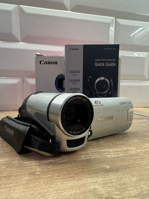 Продам відеокамеру Canon LEGRIA FS306 в гарному стані