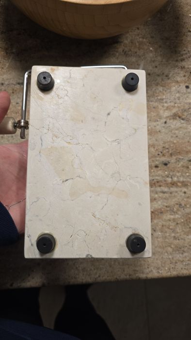 marmurowa krajalnica do sera