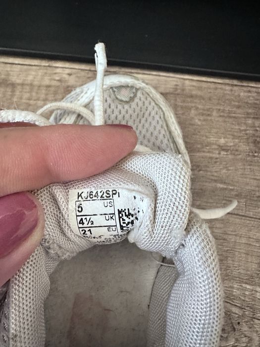 Продаються дитячі кросівки