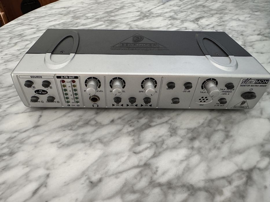 Behringer Mini MON - Monitor matrix mixer