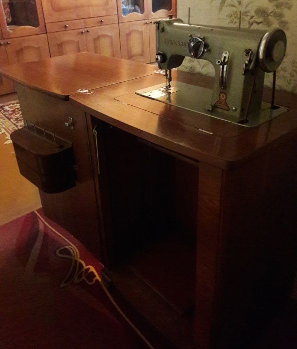 Продам универсальную швейную машинку ALTENBURG (Германия) 1956 год.