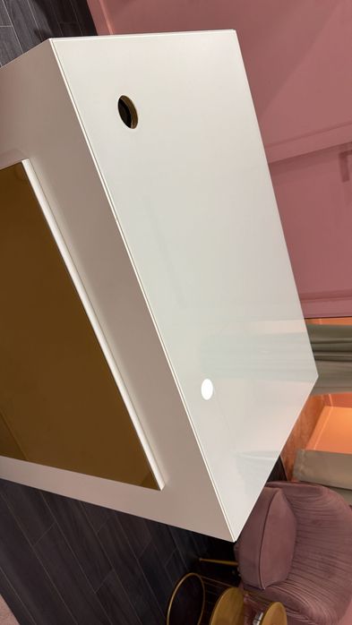 Balcão loja em branco e dourado