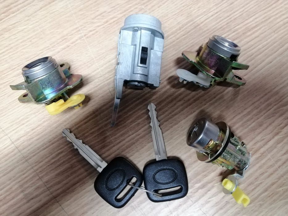 Jogo canhões portas e Ignição com chaves Toyota Corolla E11 E110