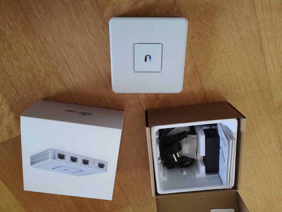 Ubiquiti USG Network Router (3 Gbit Ethernet Ports, UniFi Controller)