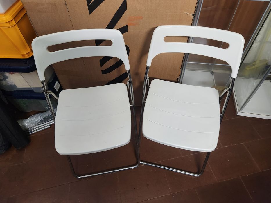 Cadeira plástica branca dobravel, cada uma 20,00€