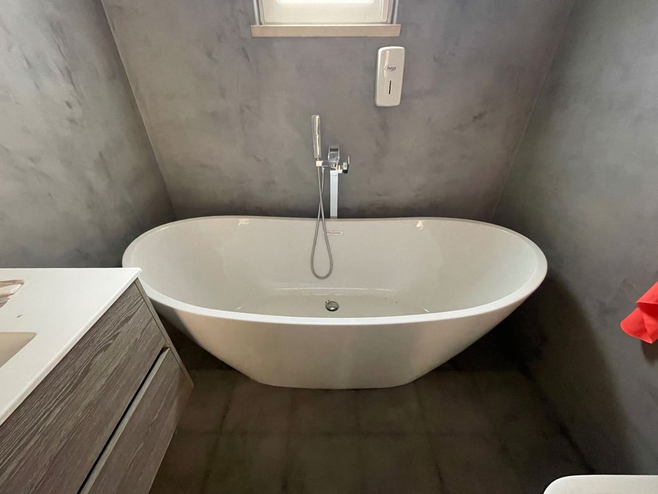 Banheira ilha de grandes dimensões