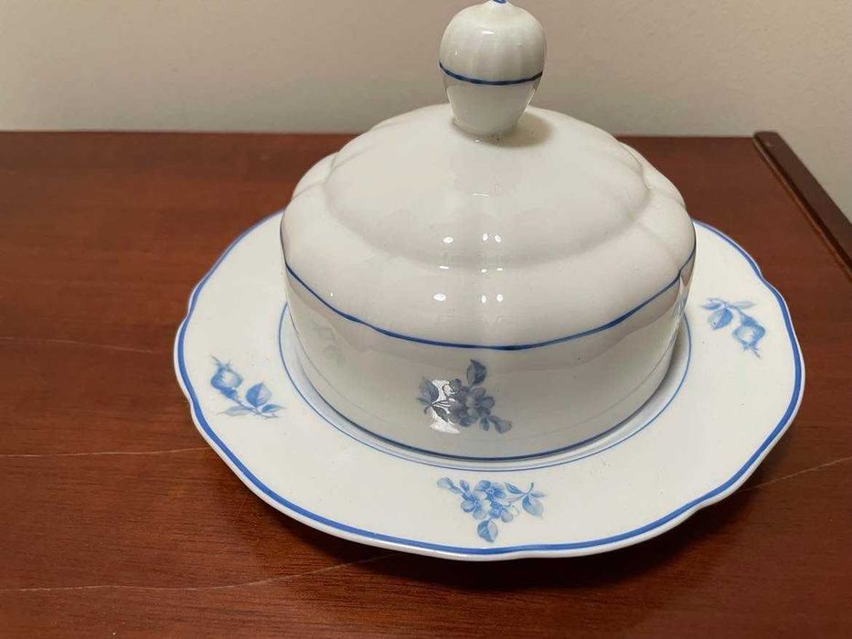 Manteigueira da Sociedade de Porcelana de Coimbra, flores azuis