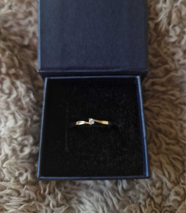 nowy złoty (750) pierścionek z brylantem (1,65g)