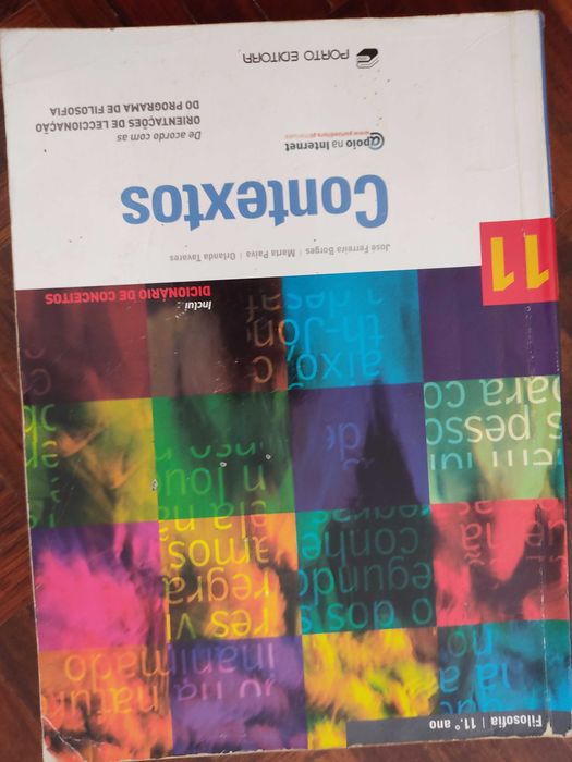 Livros escolares de diferentes anos de ensino e disciplinas