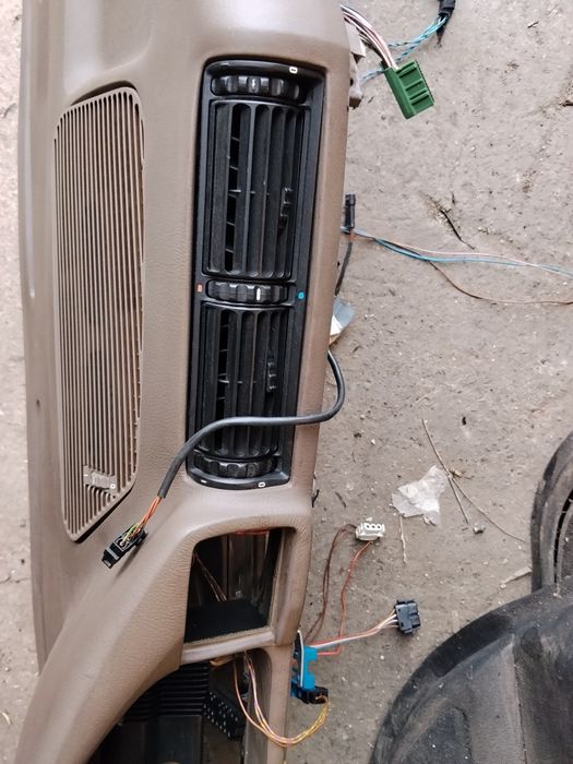 Deska rozdzielcza kokpit BMW E34 beżowa