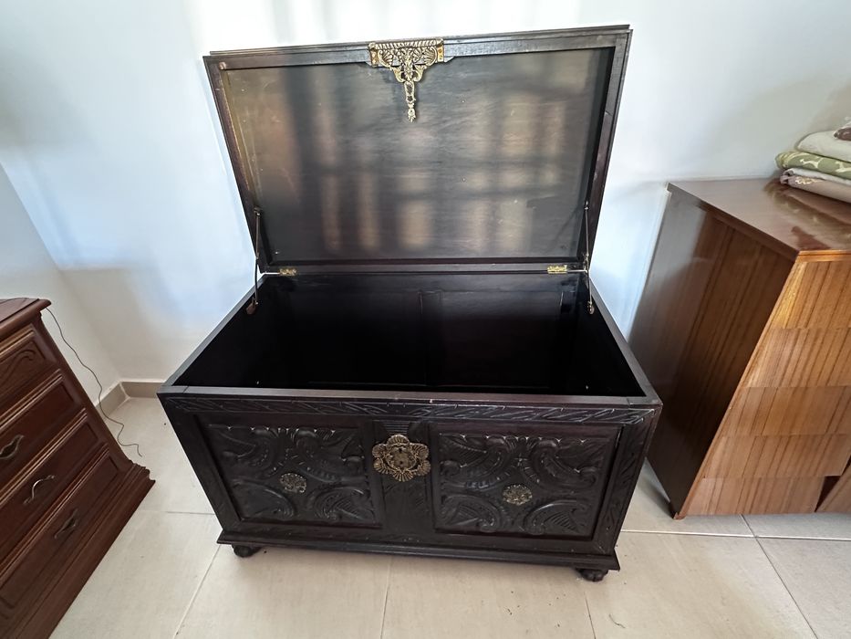 Arca em madeira maciça