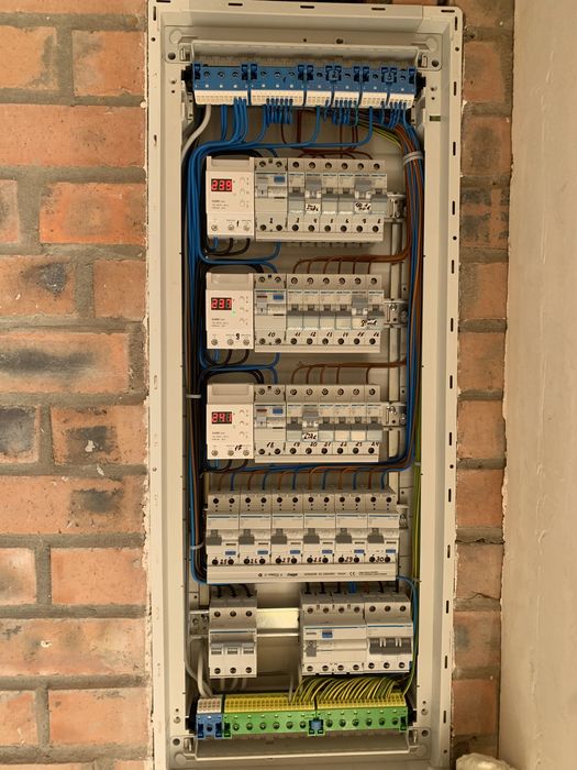 Електрик Гатне заміна проводки виклик аварійного майстра