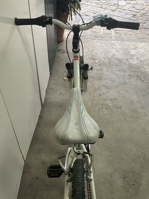 Bicicleta jovem Specialized